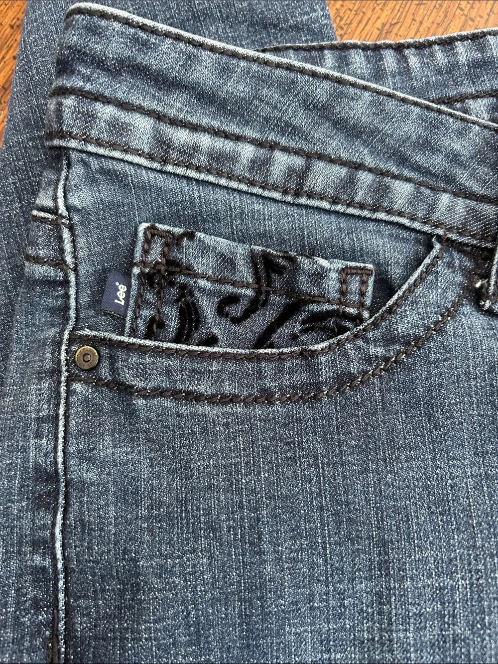 Lee Slender Secret Women’s Flare Jeans w/embellishment on pockets. Sz 12 EUC